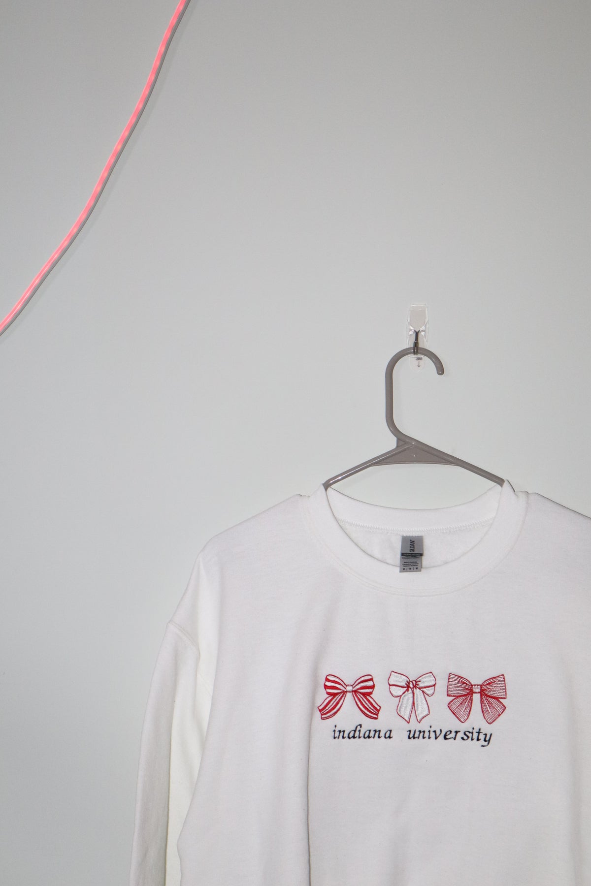 classic bow embroidered crewneck