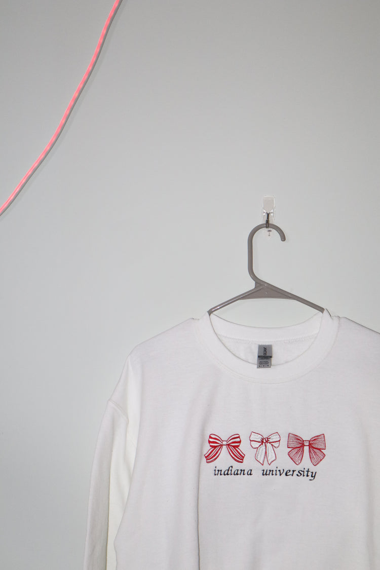 classic bow embroidered crewneck