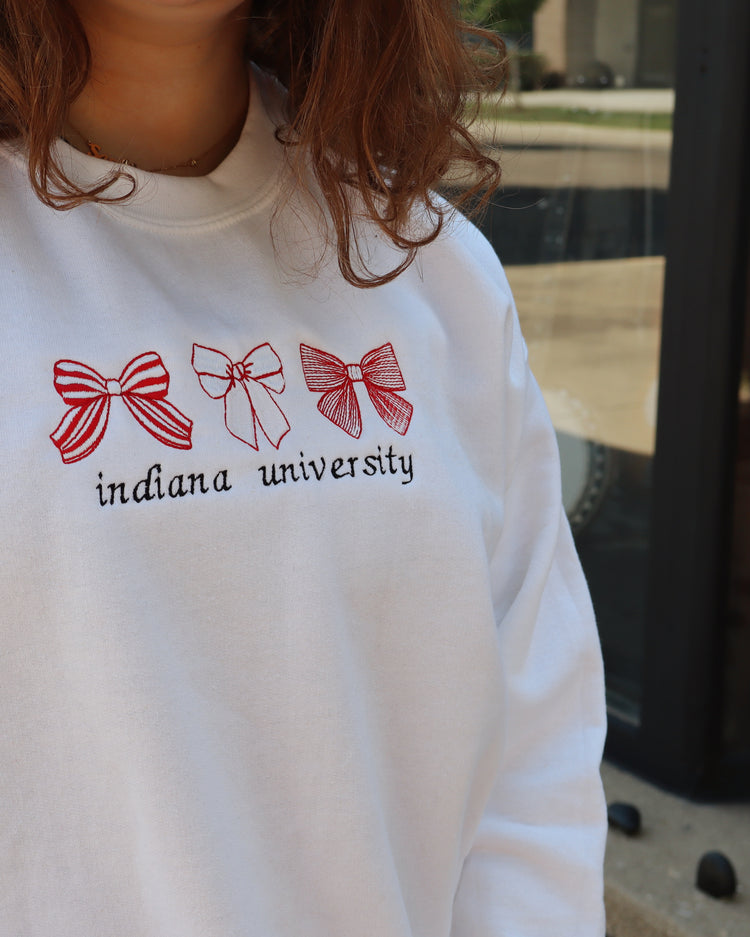classic bow embroidered crewneck
